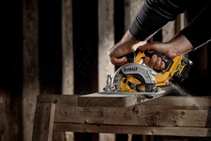Профессиональная пила дисковая аккумуляторная бесщеточная DeWALT : без АКБ, 3600 об/мин, диск 140 мм (DCS512N) - изображение 4
