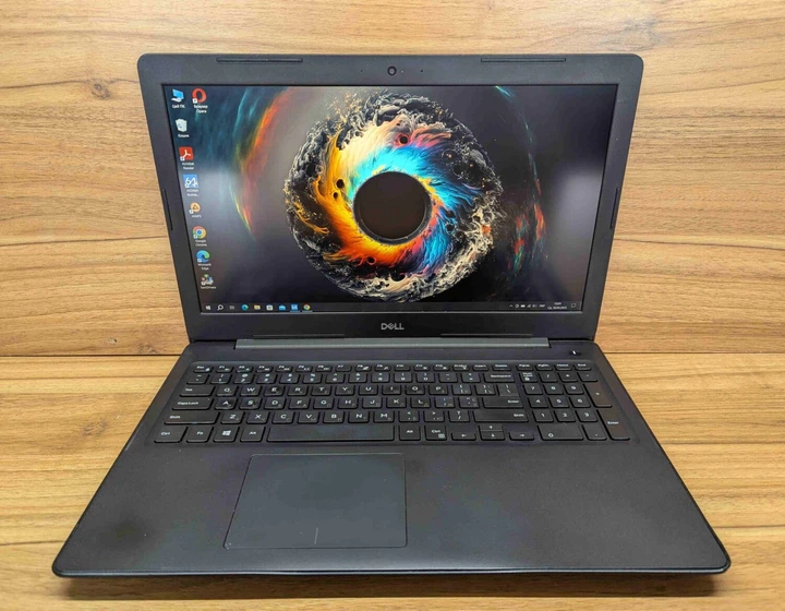 Ноутбук Dell Latitude 3590 / 15.6" (1920x1080) IPS / Intel Core i7-8550U (4 (8) ядра по 1.8 - 4.0 GHz) / 16 GB DDR4 / 512 GB SSD / AMD Radeon R7 M460, 2 GB GDDR5, 64-bit / WebCam / HDMI / Windows 10 б/у - Фото 2 Ноутбук Dell Latitude 3590 / 15.6" (1920x1080) IPS / Intel Core i7-8550U (4 (8) ядра по 1.8 - 4.0 GHz) / 16 GB DDR4 / 512 GB SSD / AMD Radeon R7 M460, 2 GB GDDR5, 64-bit / WebCam / HDMI / Windows 10 б/у - изображение 2