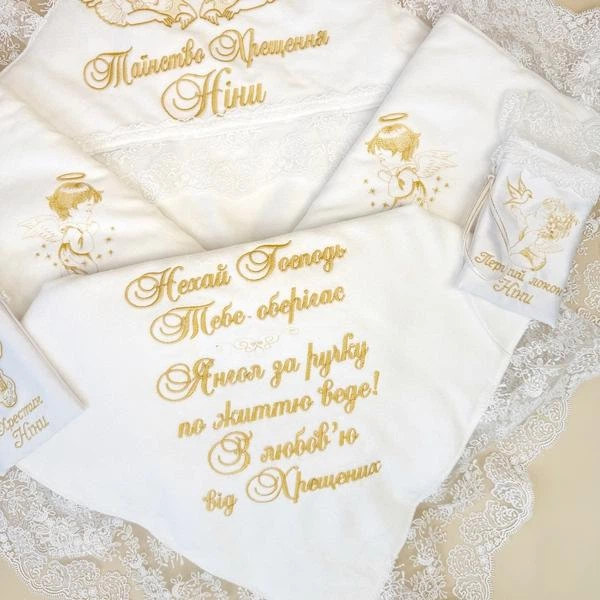 Утепленная крыжма для девочки + 2 мешочка Family Tradition велюровая махра с вышивкой 100х100 см белая Девичьи ангелочки - Фото 2 Утепленная крыжма для девочки + 2 мешочка Family Tradition велюровая махра с вышивкой 100х100 см белая Девичьи ангелочки - изображение 2