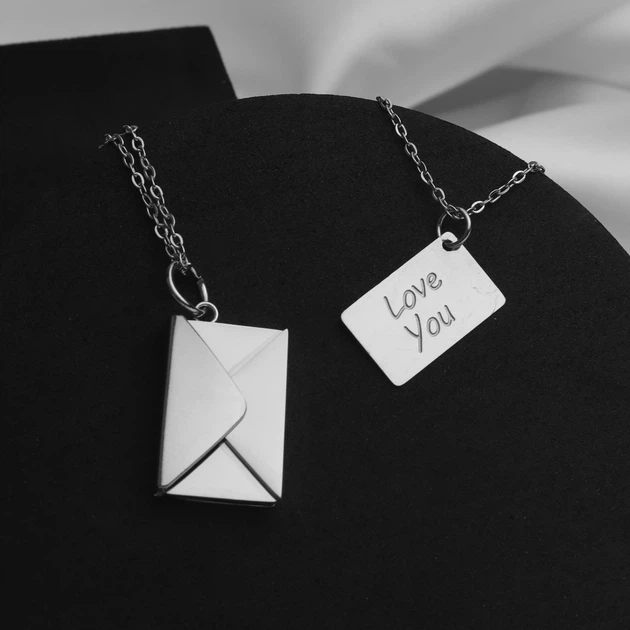 Парні кулони для закоханих на шию з нержавіючої сталі "Letter of love" - Фото 2 Парні кулони для закоханих на шию з нержавіючої сталі "Letter of love" - зображення 2