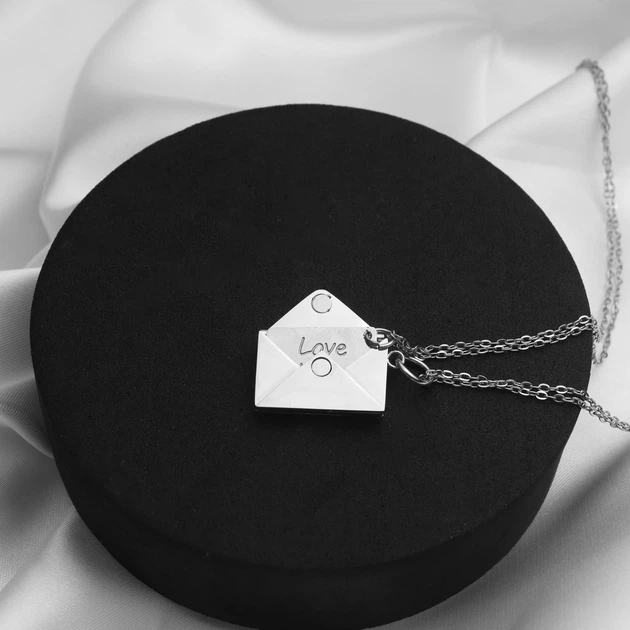 Парні кулони для закоханих на шию з нержавіючої сталі "Letter of love" - Фото 3 Парні кулони для закоханих на шию з нержавіючої сталі "Letter of love" - зображення 3