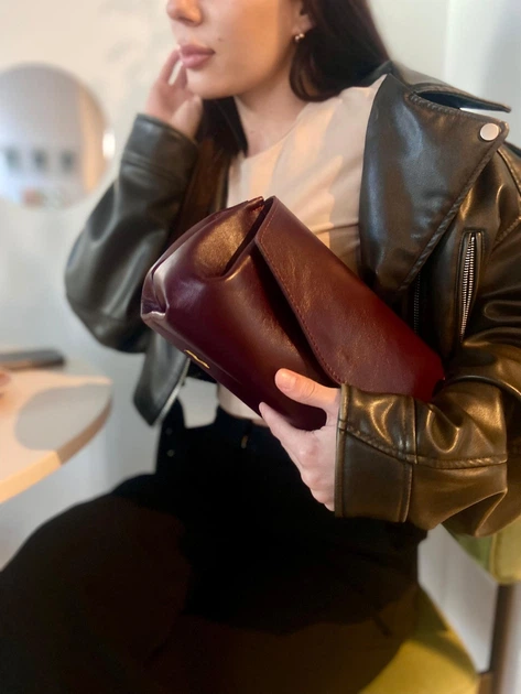 Сумка багет каркасная широкий ремень кожаная средняя бордовая ARTiS Bags 1757 4925 - Фото 3 Сумка багет каркасная широкий ремень кожаная средняя бордовая ARTiS Bags 1757 4925 - изображение 3
