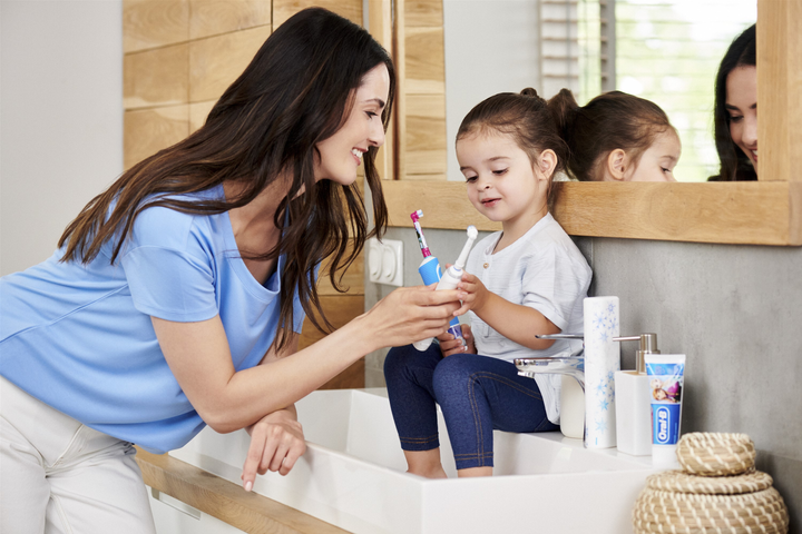 Szczoteczka elektryczna do zębów Oral-B Pro 3 Sensitive Clean 3000 - obraz 7