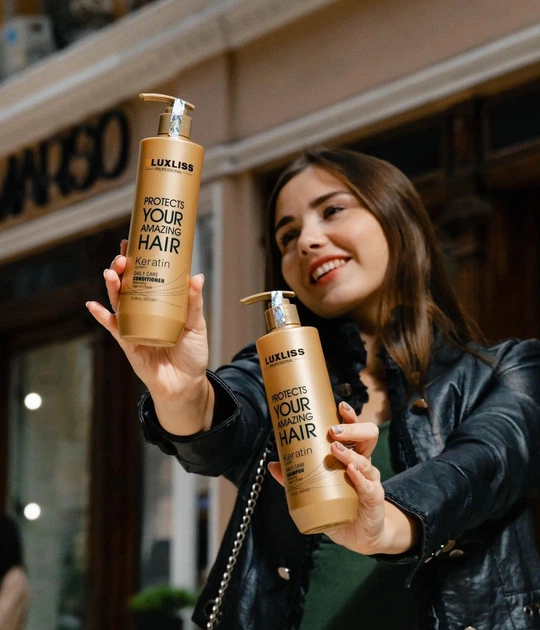 Набір Luxliss Keratin Кератиновий шампунь, кондиціонер по 500 мл та Кератиновий спрей - термозахист 50 мл+ подарунок міні набір - Фото 4 Набір Luxliss Keratin Кератиновий шампунь, кондиціонер по 500 мл та Кератиновий спрей - термозахист 50 мл+ подарунок міні набір - зображення 4