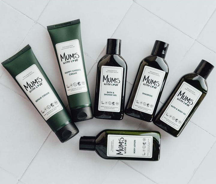 Zestaw kosmetyków do pielęgnacji Mums With Love Starter Set Szampon 100 ml +  Krem do ciała 100 ml + Żel pod prysznic 100 ml + Balsam do ciała 100 ml + Olejek do ciała 100 ml + Krem do twarzy 100 ml (5707761412053) - obraz 3