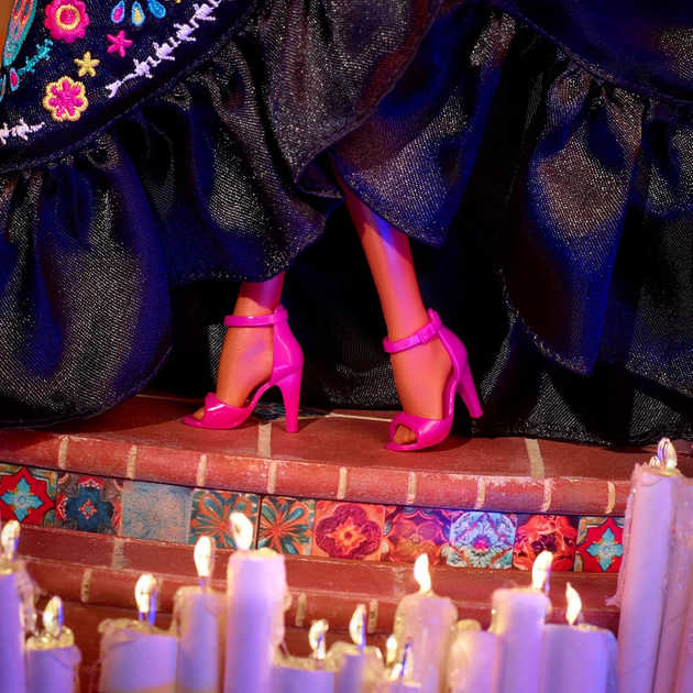 Колекційна Барбі Діа де Муертос у чорній сукні Barbie Día De Muertos 2024 HRM72 - Фото 7 Колекційна Барбі Діа де Муертос у чорній сукні Barbie Día De Muertos 2024 HRM72 - зображення 7