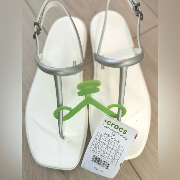 Жіночі сандалі Crocs Miami Thong Flip Metallic Chalk (38-39, сріблястий) - Фото 10 Жіночі сандалі Crocs Miami Thong Flip Metallic Chalk (38-39, сріблястий) - изображение 10