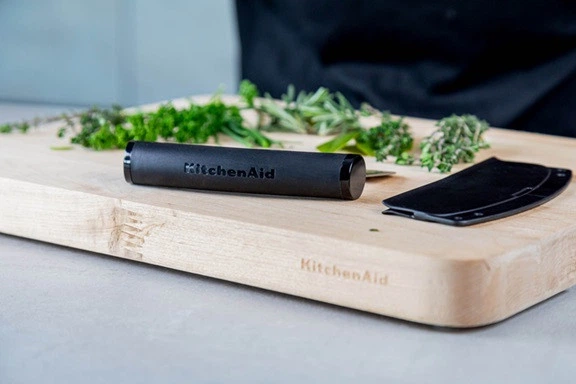 Нож-меццалун с защитным чехлом на лезвие KitchenAid Universal KQG173OHOBE 15.2 см 5088049 - изображение 6