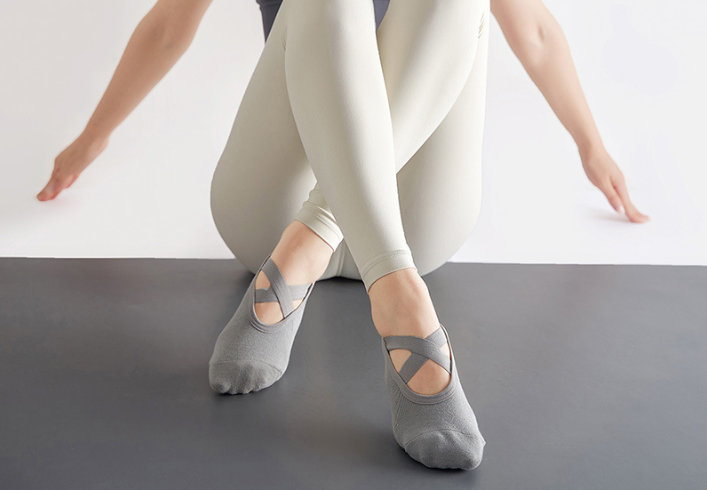 Носки для йоги и пилатеса Yoga socks с закрытыми пальцами, нескользящие, серые (YS-02-GR) - изображение 2