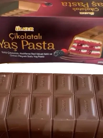 Шоколадный торт Ülker Çikolatalı Orman Meyveli Yaş Pasta "Красный бархат" с лесными ягодами 395 г - изображение 3