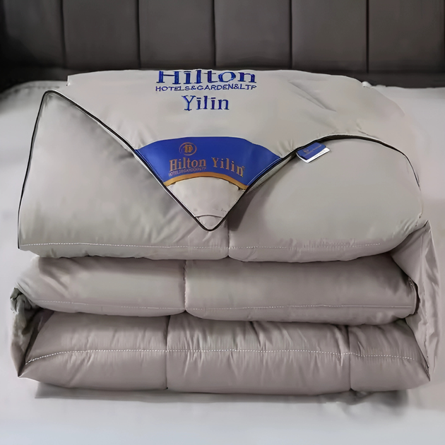 Одеяло двуспальное серое Hilton 200×230 см. Гостиничное качество для дома отелей и гостиниц 2 кг,силиконовый наполнитель odeyalo_grey_200x230_2kg - Фото 1 Одеяло двуспальное серое Hilton 200×230 см. Гостиничное качество для дома отелей и гостиниц 2 кг,силиконовый наполнитель odeyalo_grey_200x230_2kg - изображение 1