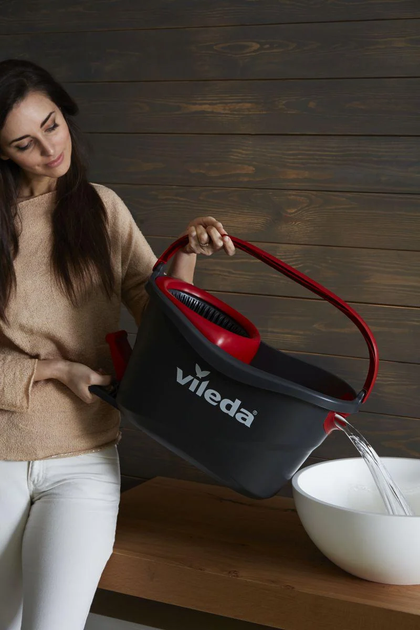 Набор для уборки Vileda Easy Wring & Clean Turbo 2 in 1 в комплекте телескопическая швабра из микрофибры, ведро с механическим отжимом (163422) - Фото 5 Набор для уборки Vileda Easy Wring & Clean Turbo 2 in 1 в комплекте телескопическая швабра из микрофибры, ведро с механическим отжимом (163422) - изображение 5