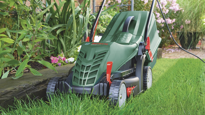 Мощная газонокосилка электрическая Bosch UniversalRotak 37-555 :1.4 кВт, ширина захвата 37 см (06008A6501) - изображение 5