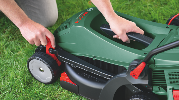 Мощная газонокосилка электрическая Bosch UniversalRotak 34-405 : 1.3 кВт, ширина захвата 34 см (06008A6401) - изображение 6