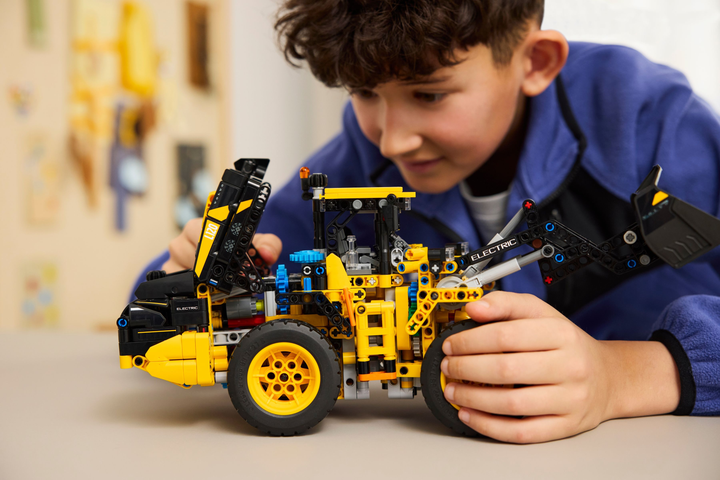 Конструктор LEGO Technic Навантажувач Volvo L120 Electric 973 елементи (42209) - зображення 15