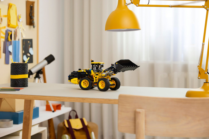 Конструктор LEGO Technic Навантажувач Volvo L120 Electric 973 елементи (42209) - зображення 16