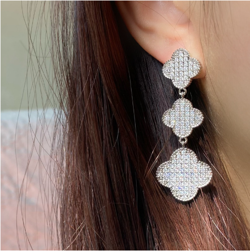 Сережки з білим акцентом і цирконіями Bijoux-e - Фото 1 Сережки з білим акцентом і цирконіями Bijoux-e - изображение 1