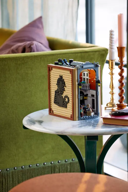 Конструктор LEGO Icons Шерлок Холмс: Книжковий куточок, 1359 ел. 10351 (5702017824475) - зображення 10