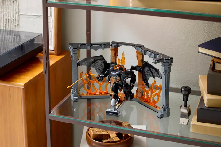 Zestaw klocków LEGO Icons Władca pierścieni: Book nook z Balrogiem, 1201 el. 10367 (5702017815909) - obraz 9