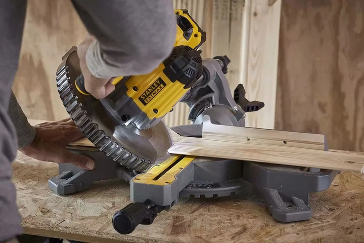 Пила торцовочная аккумуляторная Stanley FatMax 18В (V20) Li-Ion, 4Ач, 3800 об/мин, диск 190 мм. SFMCS701M1 - Фото 4 Пила торцовочная аккумуляторная Stanley FatMax 18В (V20) Li-Ion, 4Ач, 3800 об/мин, диск 190 мм. SFMCS701M1 - изображение 4