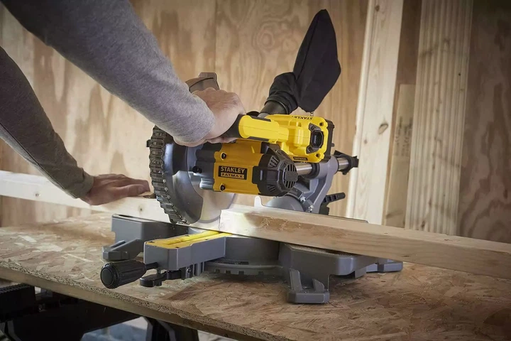 Пила торцовочная аккумуляторная Stanley FatMax 18В (V20) Li-Ion, 4Ач, 3800 об/мин, диск 190 мм. SFMCS701M1 - Фото 5 Пила торцовочная аккумуляторная Stanley FatMax 18В (V20) Li-Ion, 4Ач, 3800 об/мин, диск 190 мм. SFMCS701M1 - изображение 5