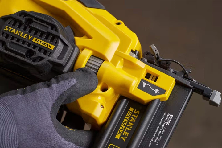 Пистолет гвоздезабивной аккумуляторный бесщеточный Stanley FatMax V20 18В SFMCN618B - Фото 11 Пистолет гвоздезабивной аккумуляторный бесщеточный Stanley FatMax V20 18В SFMCN618B - изображение 11