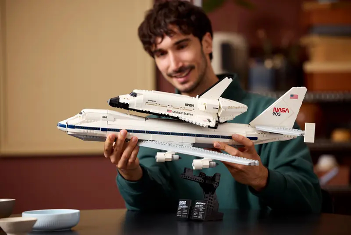 Zestaw klocków LEGO Icons Shuttle Carrier Aircraft 2417 elementów (10360) - obraz 13
