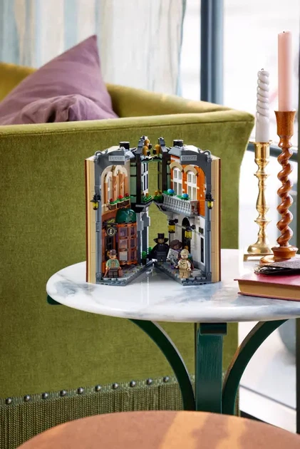 Конструктор LEGO Icons Шерлок Холмс: Книжный уголок 1359 элементов (10351) - Фото 9 Конструктор LEGO Icons Шерлок Холмс: Книжный уголок 1359 элементов (10351) - изображение 9