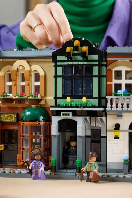 Конструктор LEGO Icons Шерлок Холмс: Книжный уголок 1359 элементов