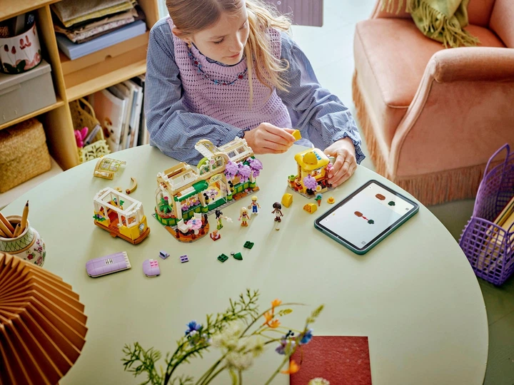 Конструктор LEGO Friends Зелёное кафе и цветочный магазин 1138 элементов (42671) - изображение 14