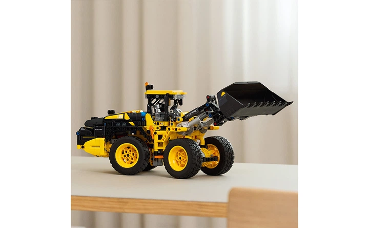 Конструктор LEGO Колісний навантажувач Volvo L120 Electric 973 деталей (42209) - изображение 4
