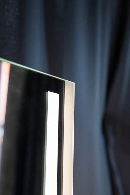 Сенсорное LED зеркало 600x800 с облегченным корпусом и подсветкой, с сенсорной кнопкой управления, модель Mirta - изображение 6