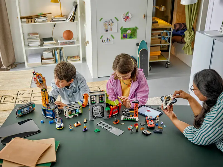 Zestaw klocków LEGO City Wieża City 1320 elementy (60473) - obraz 12