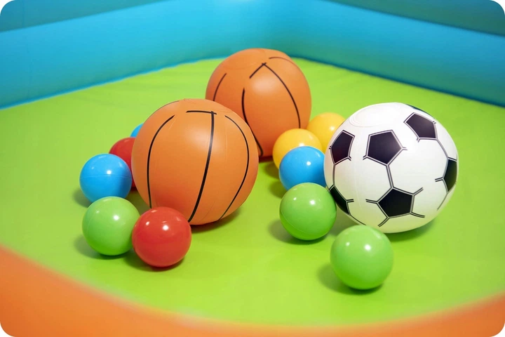 Надувний ігровий центр з м'ячиками Bestway Kick 'N Swish 52728 120 x 107 x 84 см (6941607368299) - зображення 3