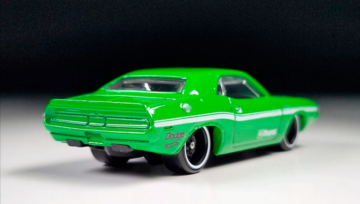 Машинка Базовая Hot Wheels '70 Dodge Hemi Challenger Muscle Mania