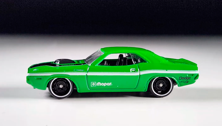 Машинка Базовая Hot Wheels '70 Dodge Hemi Challenger Muscle Mania
