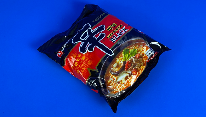 Локшина Nongshim Shin Рамьон Чорний Гостра 130g - Фото 2 Локшина Nongshim Shin Рамьон Чорний Гостра 130g - зображення 2