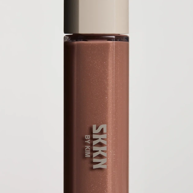 Блеск для губ SKKN BY KIM Nude 06 Lip Shimmer Gloss, Kim Kardashian - Фото 2 Блеск для губ SKKN BY KIM Nude 06 Lip Shimmer Gloss, Kim Kardashian - изображение 2