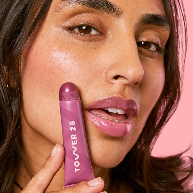 Пептидный бальзам для губ TOWER 28 Confetti Cake LipSoftie™ Lip Treatment - Фото 4 Пептидный бальзам для губ TOWER 28 Confetti Cake LipSoftie™ Lip Treatment - изображение 4