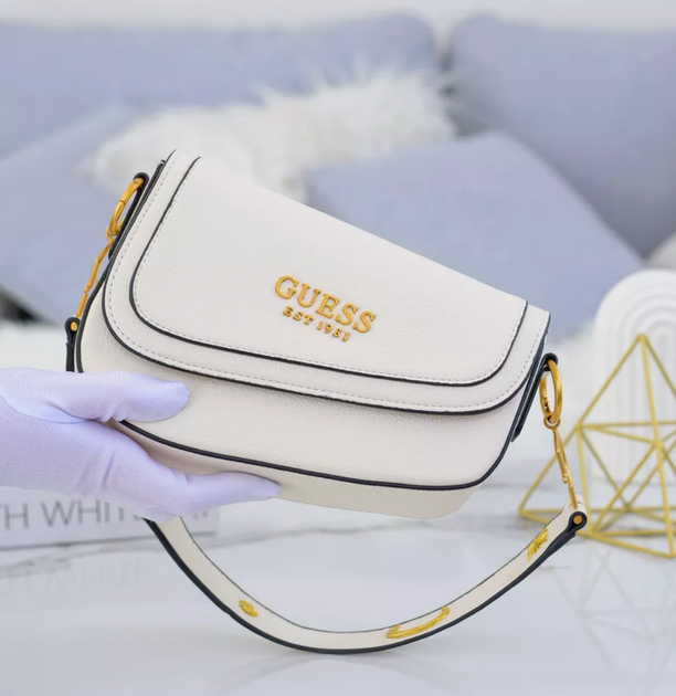Жіноча біла сумка Guess EST. 1981 у формі седло – стильний аксесуар 2025 - зображення 4