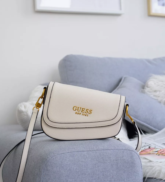 Жіноча біла сумка Guess EST. 1981 у формі седло – стильний аксесуар 2025 - зображення 5
