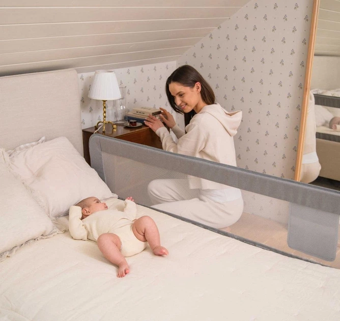 Защитная барьерка для кровати MoMi LEXI PLUS XL Коричневый 66×150 см бортик на кровать, защитный барьер для детей, бортик для младенца, барьер безопасности, детский бортик, защита от падения, ограждение для кровати, защита для сна - изображение 7