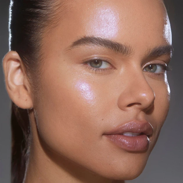 Хайлайтер-стик для лица и тела Kylie Cosmetics "Solar glow" Dewy Balm Stick Cosmic 2.0 Summer Makeup Collection - Фото 2 Хайлайтер-стик для лица и тела Kylie Cosmetics "Solar glow" Dewy Balm Stick Cosmic 2.0 Summer Makeup Collection - изображение 2