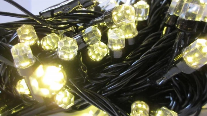 Светодиодная гирлянда No Brand 500 LED рубин 8 мм длина 28 метров с черным проводом, свет белый теплый - изображение 5