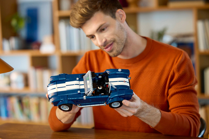 Конструктор LEGO Icons Shelby Cobra 427 S/C 1241 елемент (10357) - зображення 15