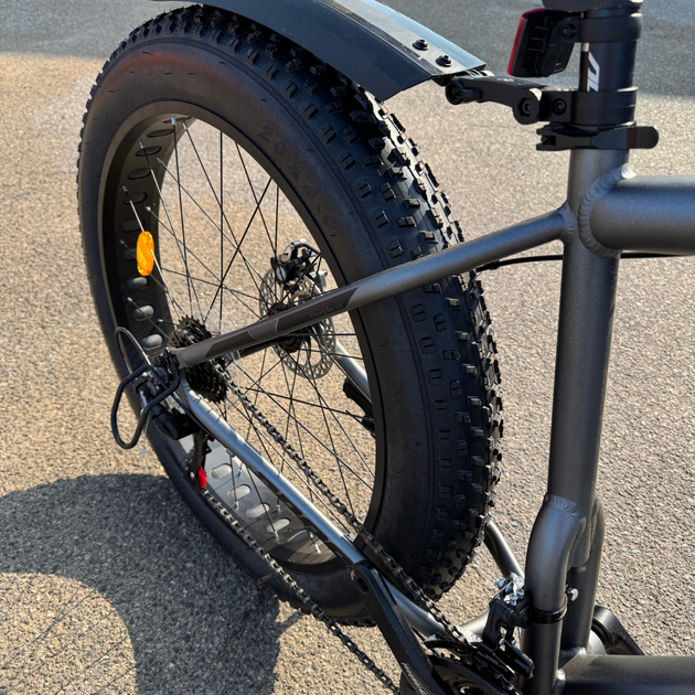 Фетбайк алюминиевый 26/4.0 Kayot с амортизатором, внедорожник велосипед Shimano широкие колеса черно-серый - Фото 4 Фетбайк алюминиевый 26/4.0 Kayot с амортизатором, внедорожник велосипед Shimano широкие колеса черно-серый - изображение 4