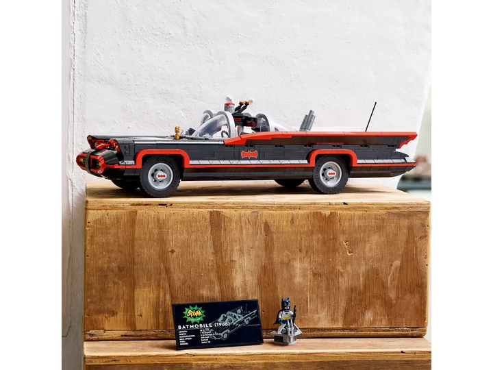 Zestaw klocków LEGO Super Heroes Batman The Classic TV Series Batmobile 1822 elementy (76328) - obraz 7
