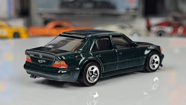 Машинка Базовая Hot Wheels Mercedes-Benz 500 E '70s vs. '90s 1:64 HYX02 Green - изображение 3