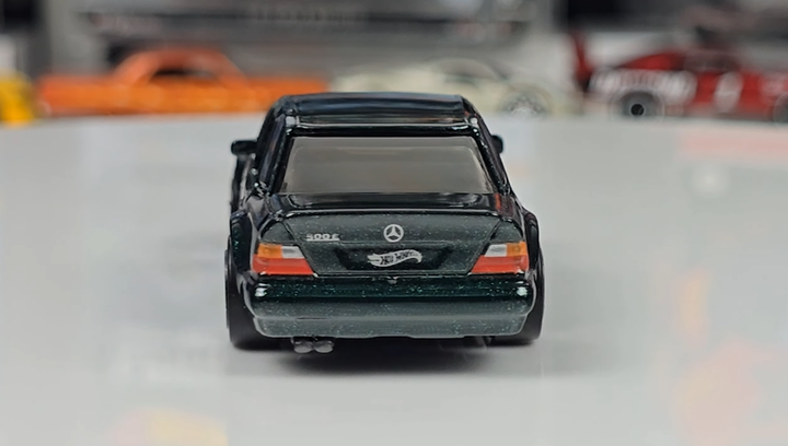 Машинка Базовая Hot Wheels Mercedes-Benz 500 E '70s vs. '90s 1:64 HYX02 Green - изображение 6