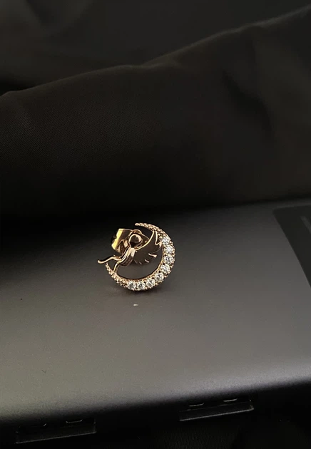 Серьги с ангелочком английский замок золотого цвета 30722 One Size - изображение 3
